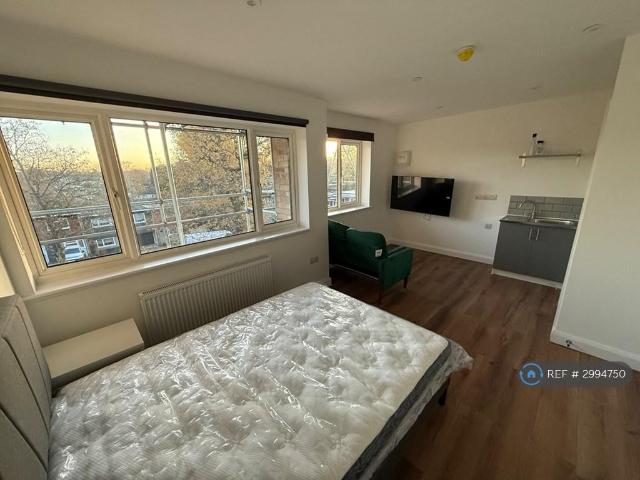 The Hoe, Watford, WD19 1 bed in a house share to rent £1,050 pcm £242 pw