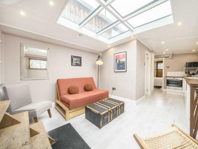 The Hollows, Brentford, TW8, London