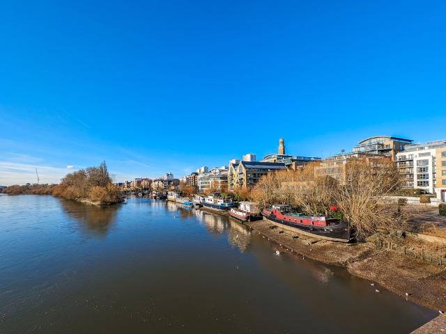 The Hollows, Brentford TW8, 1 bed houseboat to rent, £1,395 pcm | PrimeLocation