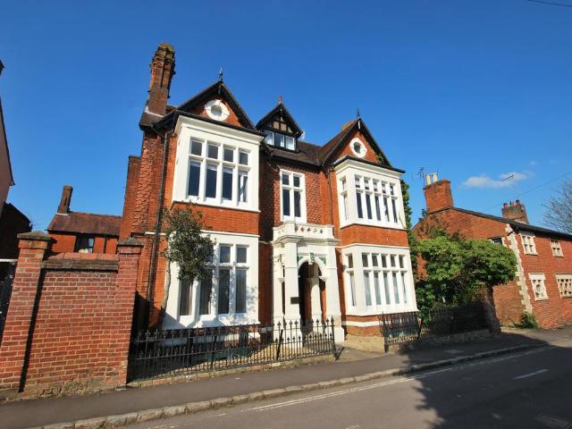 THE HOLLIES Studio to rent £750 pcm £173 pw