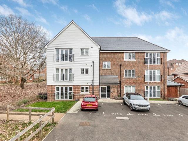 The Holt, Haywards Heath, RH16 2 bed apartment to rent £1,450 pcm £335 pw