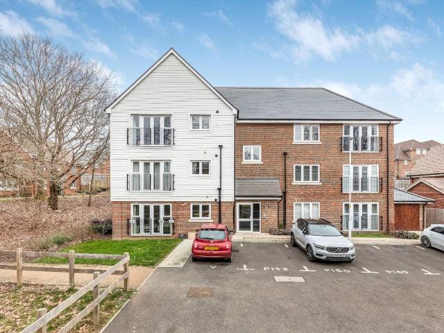 The Holt, Haywards Heath RH16, 2 bed flat to rent, £1,450 pcm | PrimeLocation