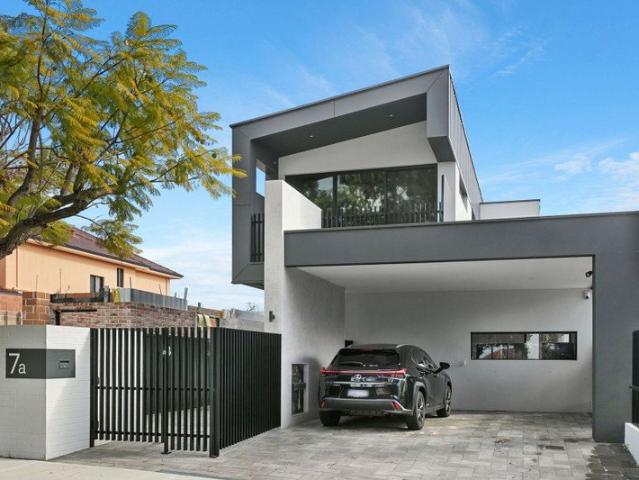 The home and the lifestyle in equal parts. Executive luxe with tree & city views