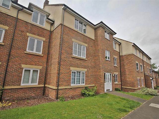 The Hawthorns, Flitwick, Bedford. 1 bed flat to rent £1,000 pcm £231 pw