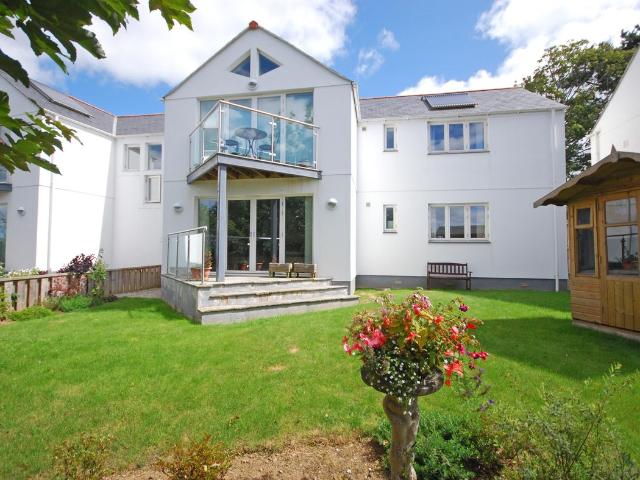 The Hayes, Truro TR1, 2 bed flat to rent, £1,200 pcm | PrimeLocation