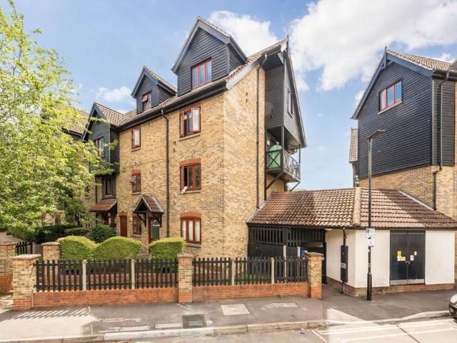 The Ham, Brentford TW8 2 bed flat to rent £2,000 pcm £462 pw