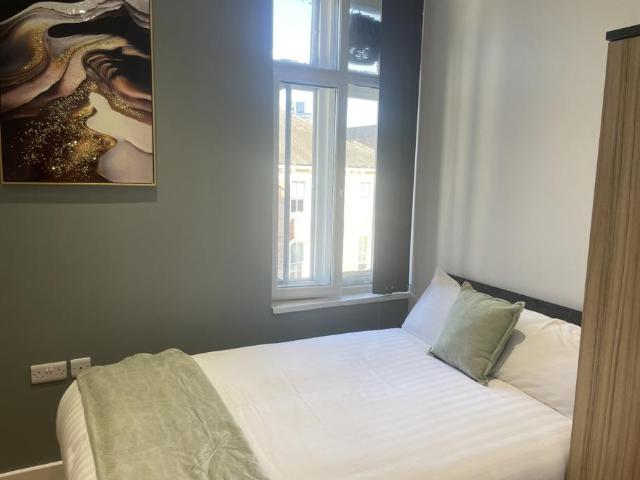 The Hamptons Flat 3 Room Room 5 6 bed house of multiple occupation to rent £575 pcm £133 pw