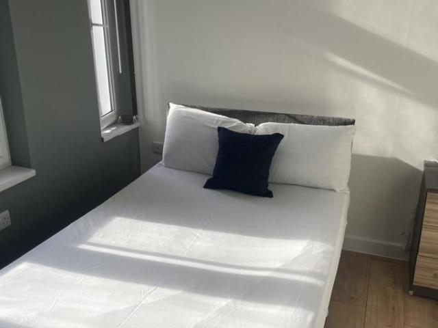 The Hamptons Flat 3 Room Room 3 6 bed house of multiple occupation to rent £550 pcm £127 pw