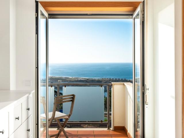 The Harbour House Spacious in a quiet condo