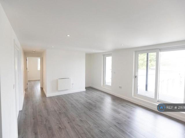 The Headlands, Penryn, TR10 2 bed flat to rent £1,550 pcm £358 pw