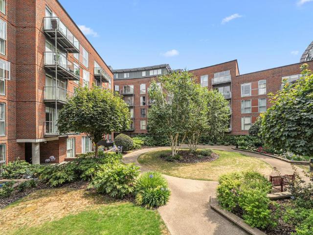 The Heart, Walton On Thames 1 bed flat to rent £1,500 pcm £346 pw