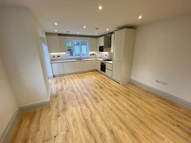 The Heights, Cumnor Hill, Oxford OX2, 2 bed flat to rent, £1,850 pcm | PrimeLocation