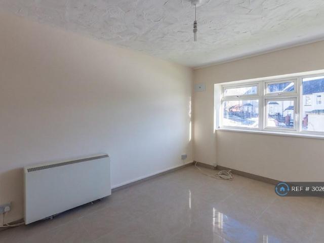 The Hendre Flats, Brynmawr, Gwent, NP23 1 bed flat to rent £575 pcm £133 pw