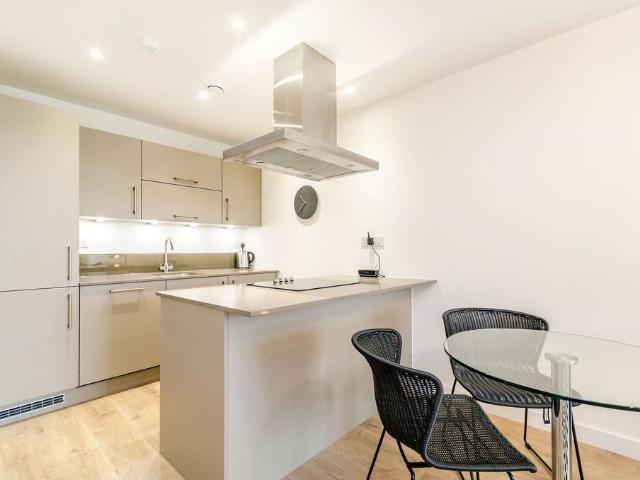 The Highway, Wapping, London, E1W 1 bed flat to rent £2,600 pcm £600 pw