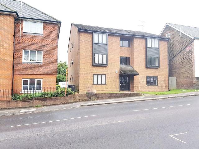 The Ivies, Brighton Road, Redhill. Studio to rent £1,100 pcm £254 pw