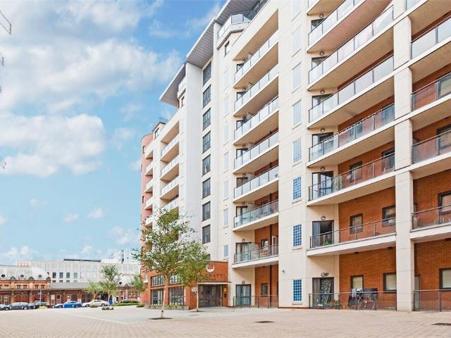 The Junction, Grays Place, Slough, SL2 2 bed flat to rent £1,600 pcm £369 pw