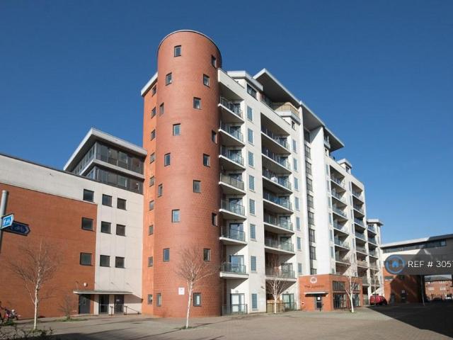 The Junction, Slough, SL2 2 bed flat to rent £1,750 pcm £404 pw