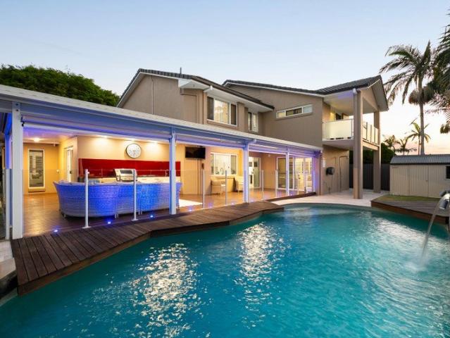 The One That Sets the Standard Resort Style Family Masterpiece on 800m2 in Robertson