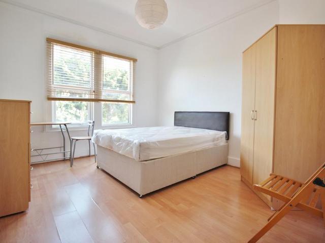 The Oak, 38a Dollis Park, London, N3 1BP, United Kingdom | Studio apartment for rent #130327069 | Rentberry