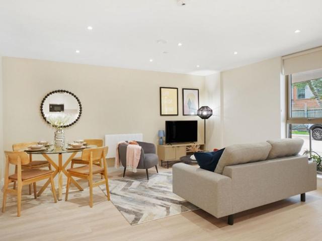 The Oakgate, Randalls Way, KT22 2 bed flat to rent £2,035 pcm £470 pw