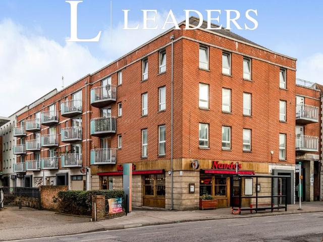 The Oaks Square, Epsom, KT19 2 bed flat to rent £1,850 pcm £427 pw