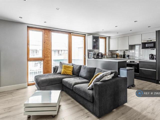 The Oaks Square, Epsom, KT19 2 bed flat to rent £1,900 pcm £438 pw