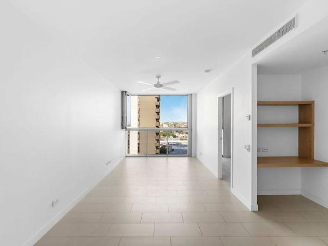 THE OFFR: Oversized Apartment with Study & City Fringe Convenience