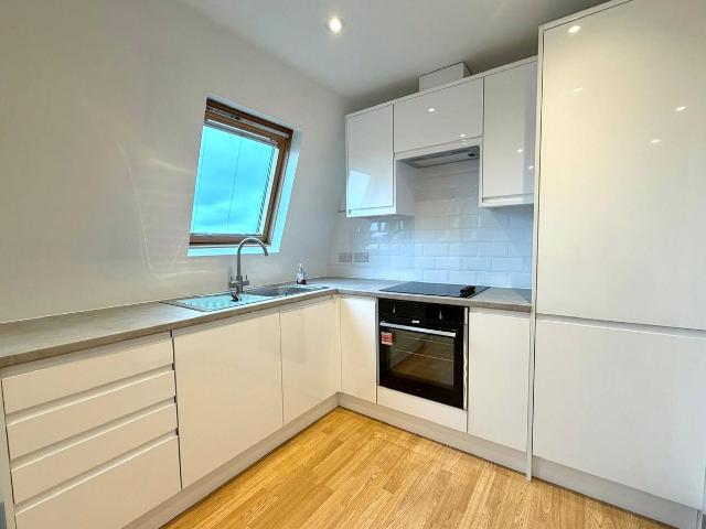 The Old Bake House, Arthur Road, Wimbledon Park SW19, 2 bed flat to rent, £2,000 pcm | PrimeLocation