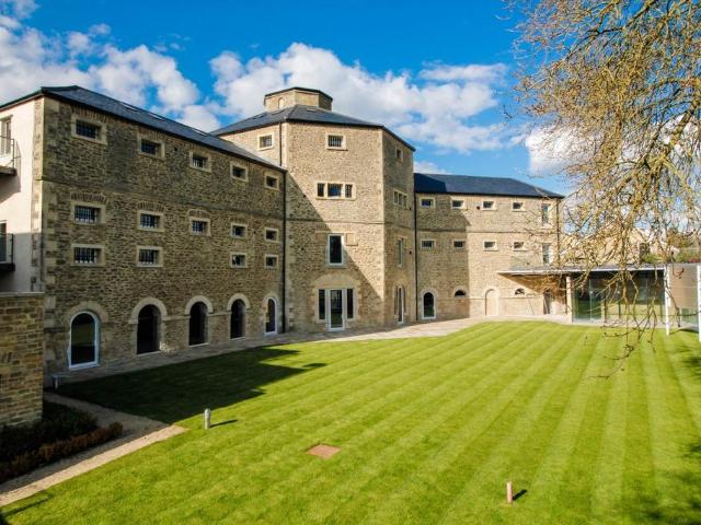 The Old Gaol Abingdon 2 bed apartment to rent £1,750 pcm £404 pw