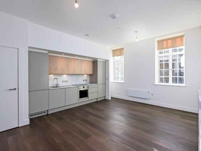 The Old Police Station, Wood Street. 2 bed flat to rent £1,100 pcm £254 pw