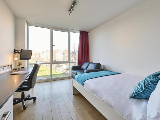 The Old Railway Shed, 2 Upperton Rd. Studio to rent £767 pcm £177 pw
