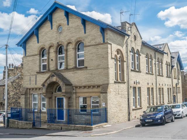 THE OLD SCHOOL HOUSE MORLEY LEEDS. 2 bed flat to rent £1,000 pcm £231 pw