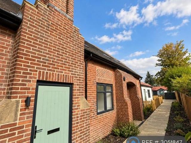 The Old Village Hall, Crawley, RH10 2 bed terraced house to rent £1,600 pcm £369 pw