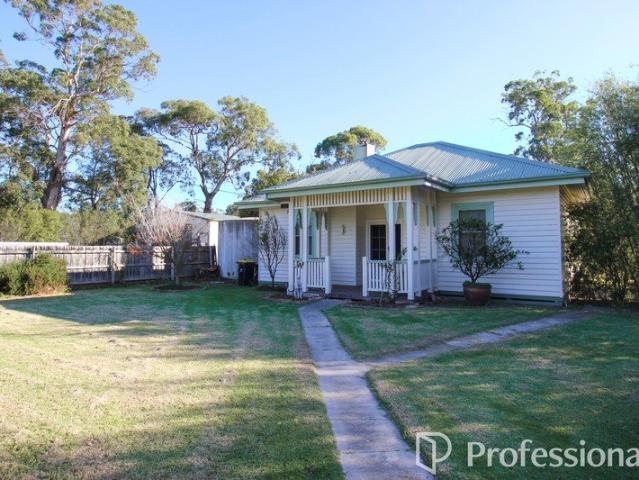 THE OLD WOODSIDE SCHOOLMASTERS HOUSE CHARACTER FILLED 2 BED. HOME WITH ENORMOUS SHEDDING CANINE PARADISE. NOW $555,000