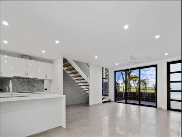 'THE OUTLOOK' Townhouse Five