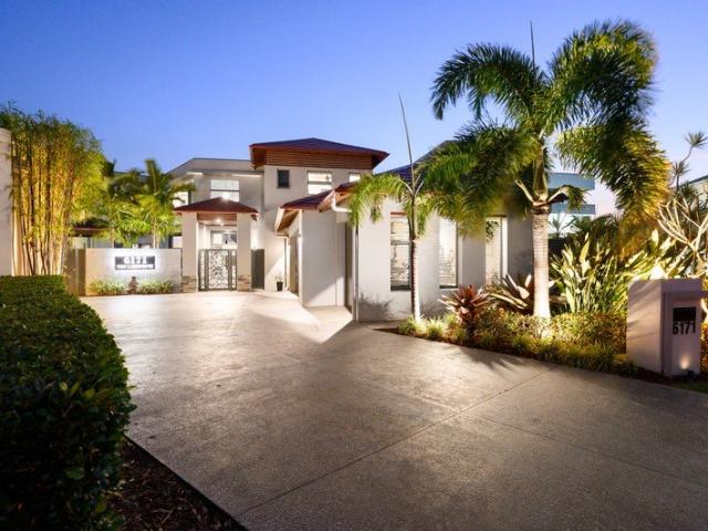 The Lakehouse A Landmark of Architectural Elegance and Waterfront Luxury