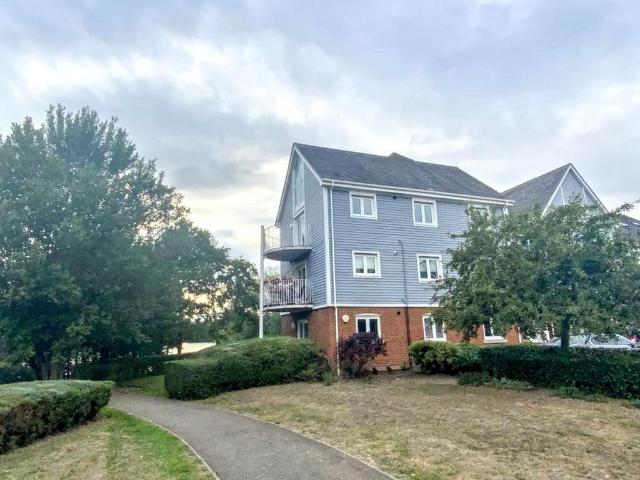 The Lakes, Larkfield, ME20 2 bed flat to rent £1,450 pcm £335 pw