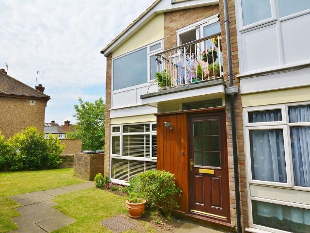 The Larches WD23, Bushey, 1 bed flat to rent, £1,300 pcm | PrimeLocation