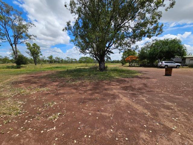 THE LARGE COMFORTABLE FARM HOUSE WITH NBN AND MOBILE COVERAGE CLOSE TO TOWN CENTRE