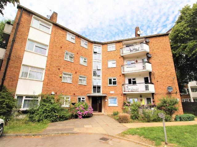 The Little Holts, Snaresbrook E11, 3 bed flat to rent, £2,150 pcm | PrimeLocation
