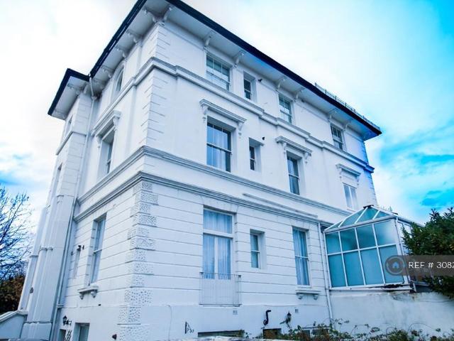 The Limes, Kingston Upon Thames, KT1 Studio to rent £1,650 pcm £381 pw