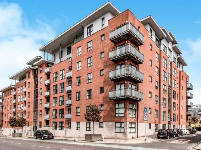 The Linx, 25 Simpson Street. 3 bed flat to rent £1,900 pcm £438 pw
