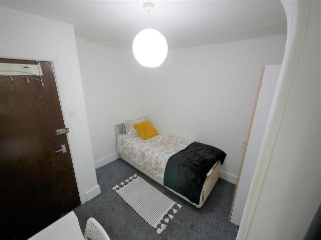 The Mount, Bournemouth, BH1 6 bed house share to rent £550 pcm £127 pw
