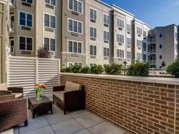 The Monarch, 100 120 Schindler Court, East Rutherford 1 Bedr.