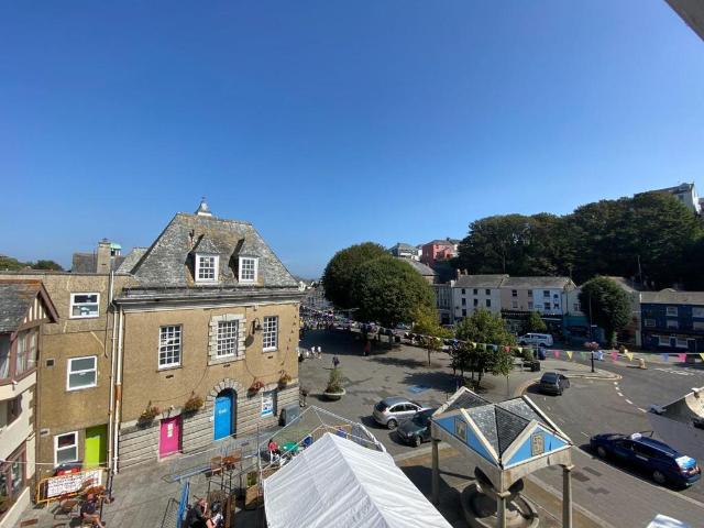 The Moor, Falmouth, TR11 1 bed flat to rent £1,000 pcm £231 pw
