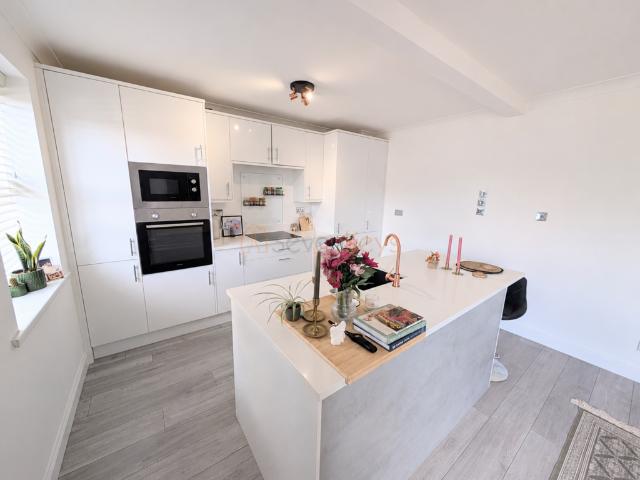 The Moorings, St Lawrence Road. 2 bed flat to rent £1,000 pcm £231 pw