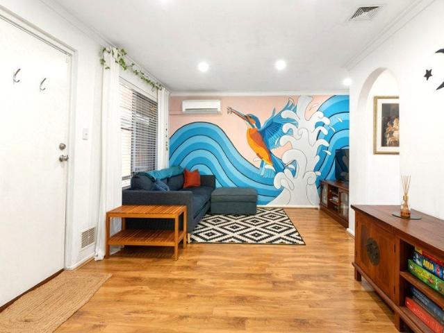 THE MOST VIBRANT, COLOURFUL VILLA IN ALL OF HAMILTON STREET