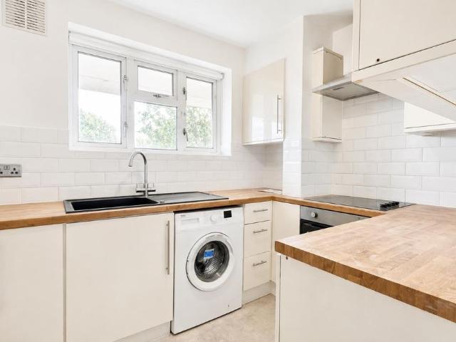 The Mall, Boston Manor Road, Brentford TW8, 4 bed flat to rent, £2,300 pcm | PrimeLocation
