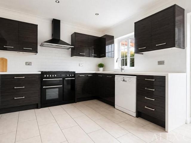 The Mall, Southgate 5 bed terraced house to rent £3,000 pcm £692 pw