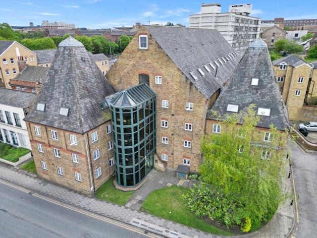 The Maltings, Clifton Road. 1 bed apartment to rent £1,025 pcm £237 pw